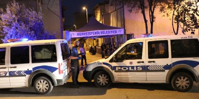Koronavirüsten ölen kişinin evinin önüne taziye çadırı kuruldu