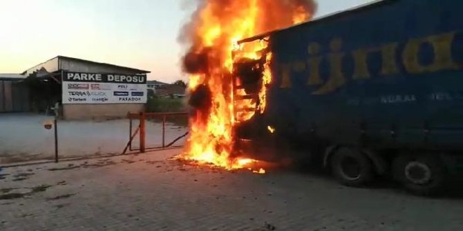 Mobilya yüklü kamyon, alev alev yandı