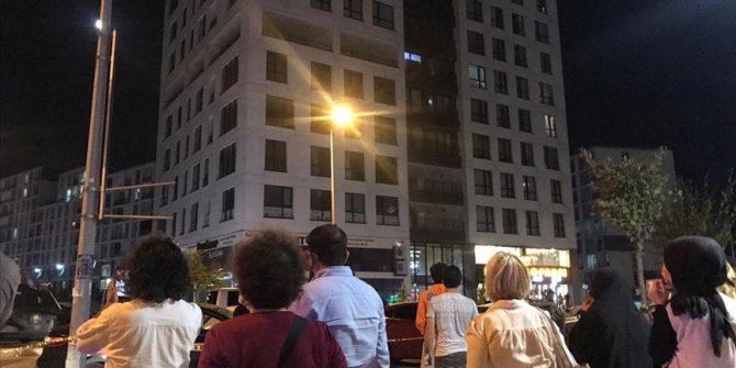 Kimlik kontrolünden kaçarak bir binaya saklanan şüpheli ikna edilmeye çalışılıyor