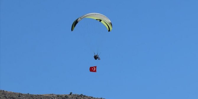 Yamaç paraşütçüleri 30 Ağustos Zafer Bayramı'nı gökyüzünde Türk bayrağı açarak kutladı