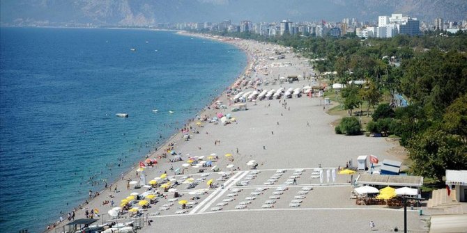 Antalya sahillerinde sıcak hava yoğunluğu