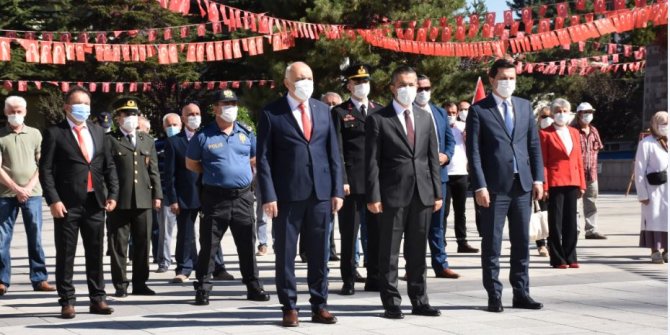 30 Ağustos Zafer Bayramı töreninde Atatürk Anıtı’na çelenk sunuldu