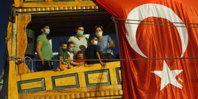 Ayvalık'ta Zafer Bayramı denizde coşkuyla kutlandı