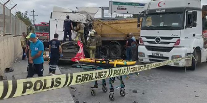 Çekmeköy'de hafriyat kamyonları çarpıştı