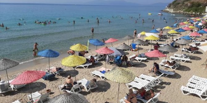 Plajdaki çöp kutularını denize atan kişi gözaltına alındı