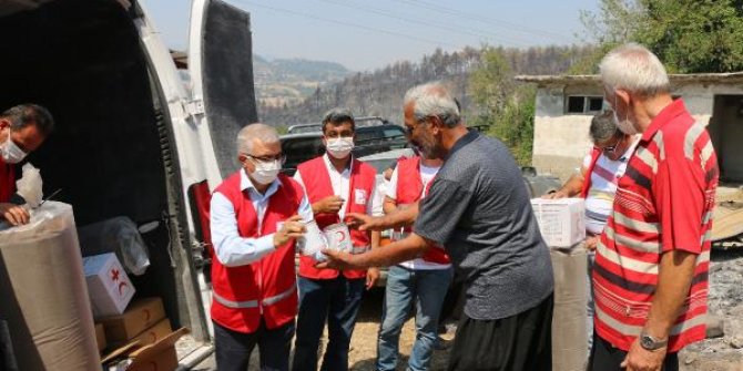 Kızılay'dan yangında evleri yananlara gıda, kıyafet ve eşya yardımı