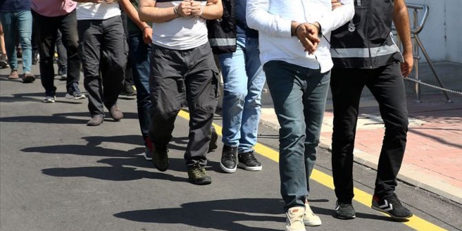 FETÖ'nün 'mahrem imamları'na yönelik İzmir merkezli operasyonda 8 şüpheli tutuklandı