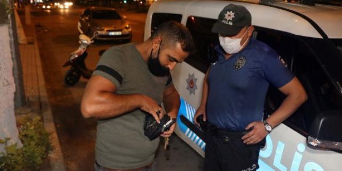 Bankamatik önünde bulduğu çantayı polis teslim etti