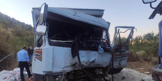 Kamyon ile kamyonet çarpıştı: 1 ölü, 1 yaralı