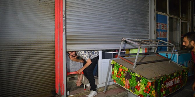 Elektrik kesilince işyerinde 6 saat mahsur kalan 4 kişiyi, mahalleli kurtardı