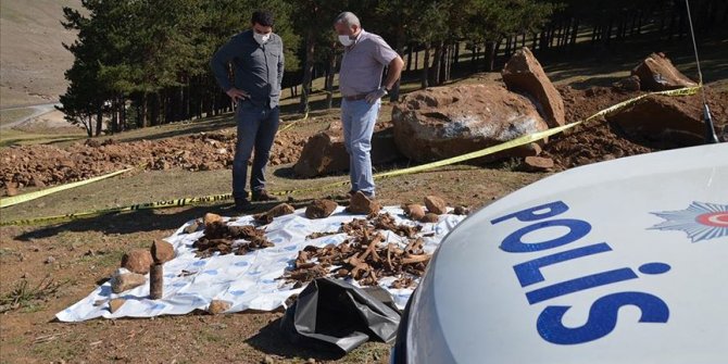 Kars'ta atık su kanalı kazısında insan kemiği ve eski askeri mühimmat bulundu