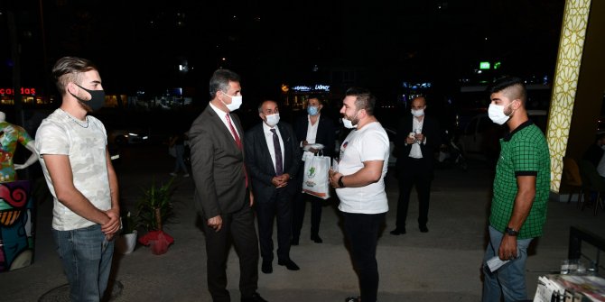 Başkan Köse gece yarısı maske dağıttı