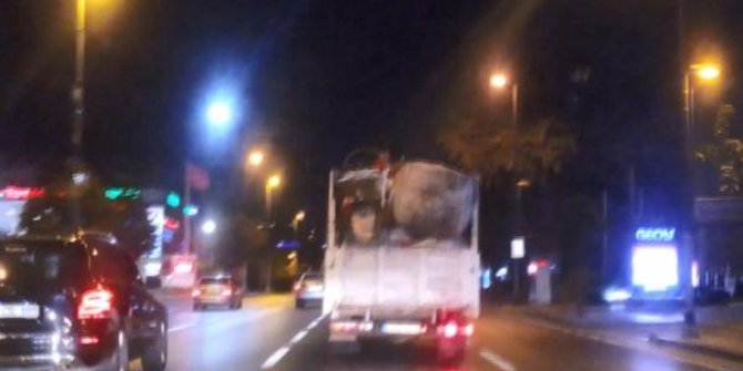 Üsküdar'da çocukların kamyon kasasındaki tehlikeli yolculuğu kamerada