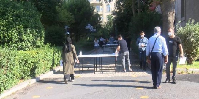 Şişli'de KPSS Sınavı'na geç kalan adaylar kapıda kaldı