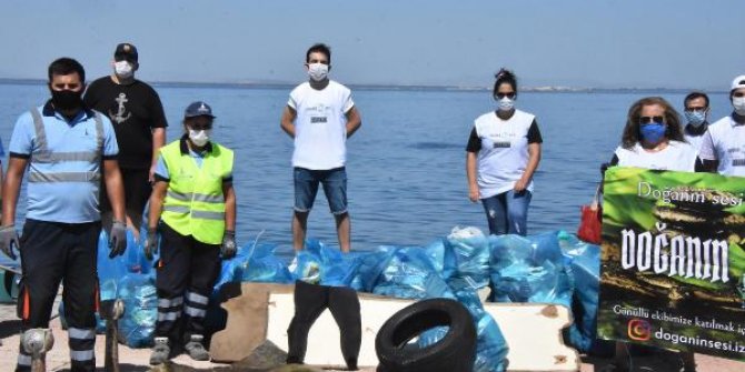 İnciraltı Kent Ormanı'nda 35 poşet çöp topladılar