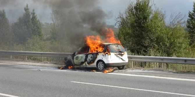 Düzce'de otomobil, alev alev yandı