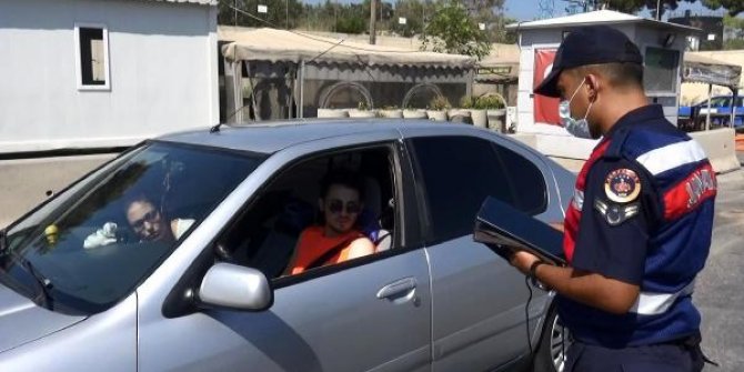 İzolasyonda olması gerekirken, Antalya'ya tatile giderken yakalandı