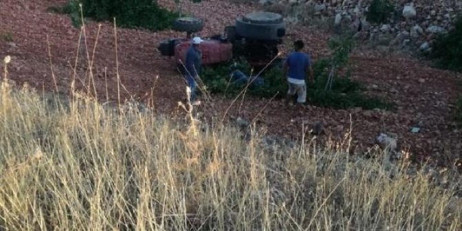 Devrilen traktörün altında kalan sürücü öldü