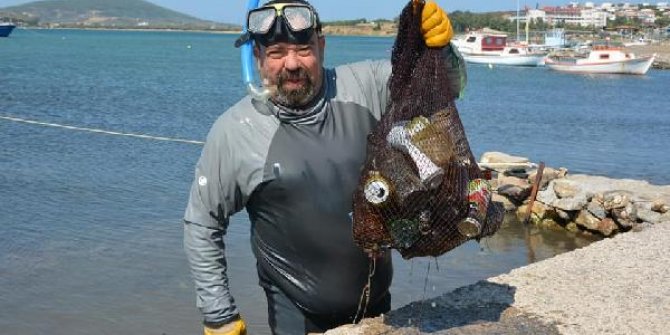 Ayvalık'ta 27 yıldır gönüllü olarak deniz temizliği yapıyor