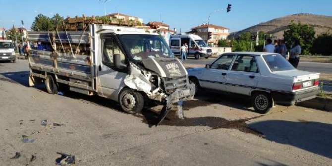 Kırmızı ışıkta geçen kamyonet, 5 araca çarptı: 4 yaralı