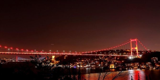 İstanbul'da köprüler DMD hastalığı farkındalığı için aydınlatıldı