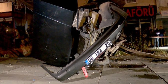 Otomobil elektrik direğinde asılı kaldı: 1'i ağır 2 yaralı