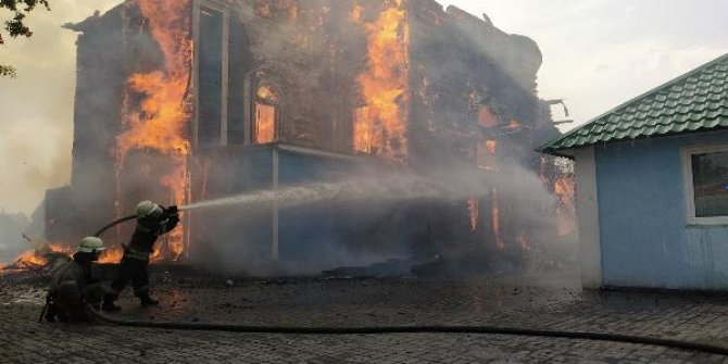 Ukrayna’da 18’inci yüzyıldan kalma kilisede yangın