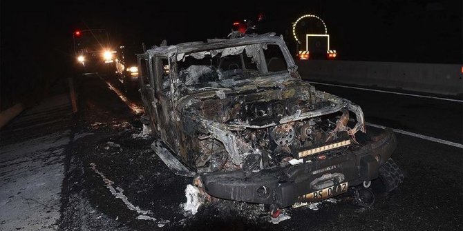 Muğla'da seyir halindeki otomobilde çıkan yangın ormana sıçradı