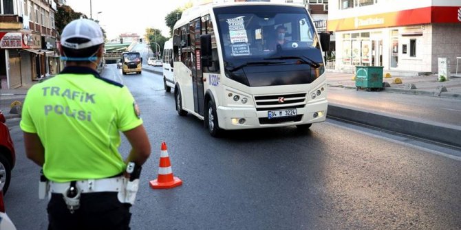 İstanbul'da Kovid-19 tedbirleri kapsamında minibüsler denetlendi