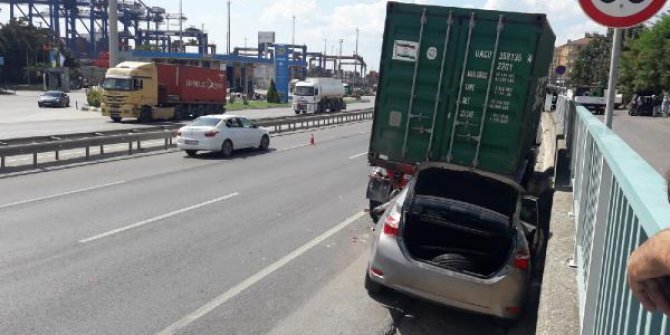 Otomobil yol kenarında park halindeki TIR’a çarptı: 3 yaralı