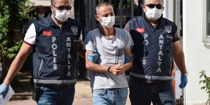 Annesini pompalı tüfekle öldürdü, sese gelen komşularıyla dalga geçti