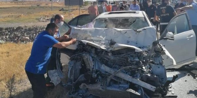 Otomobil, beton mikserine çarptı: 2'si ağır, 4 yaralı