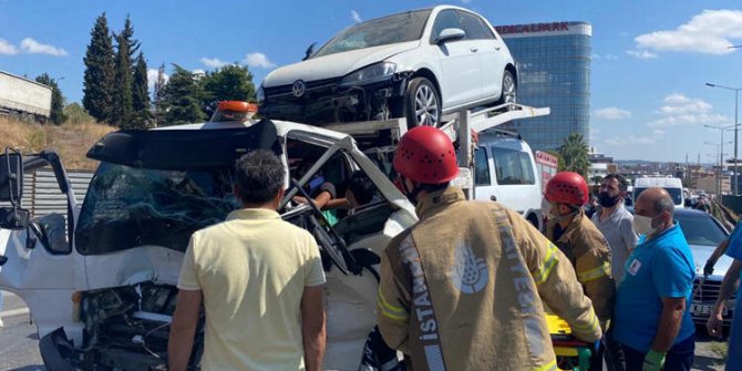 Pendik'te feci kaza: 5 araç birbirine girdi