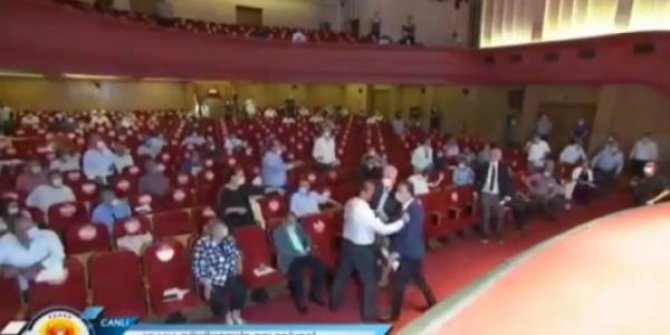 Adana Büyükşehir Belediyesi Meclisi'nde yumruklu kavga; belediye başkanı darbedildi