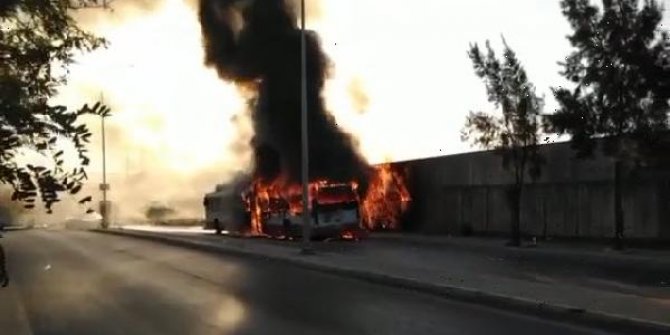 Belediye otobüsü yangında kullanılmaz hale geldi