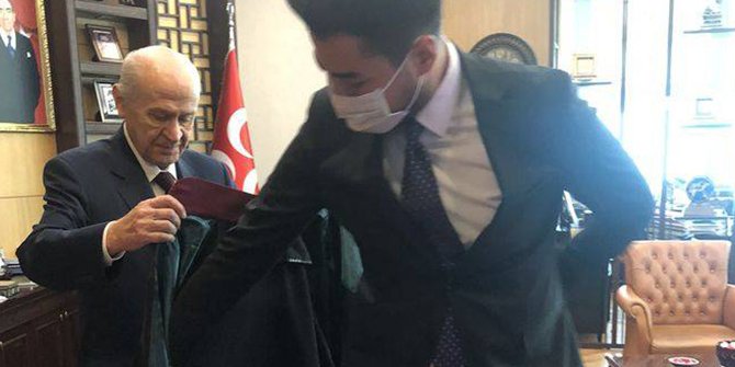 Yaşamını yitiren MHP'li vekilin oğluna cübbesini giydirdi