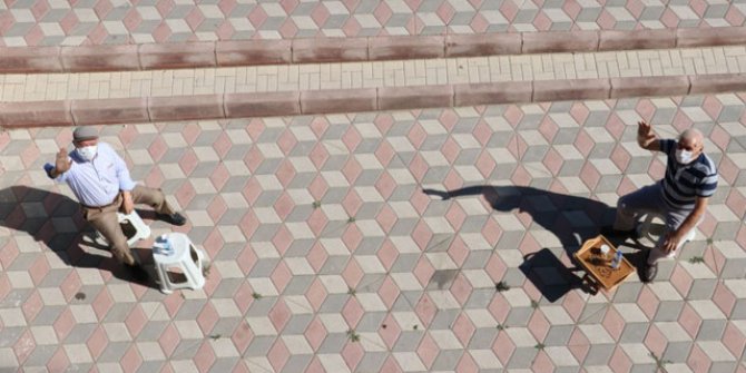 Bakan Koca'nın paylaştığı fotoğraftaki emekliler: Gençlerimiz virüsü bulaştırmasın