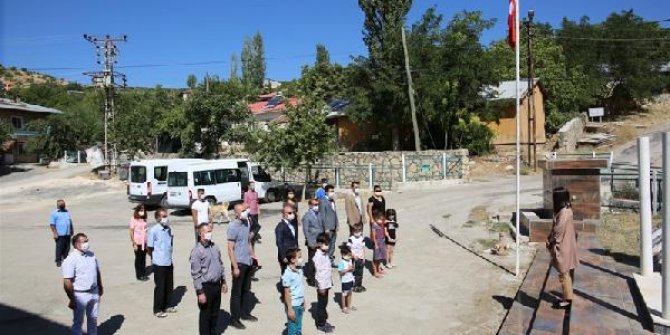 Tunceli'de, PKK'lı teröristlerin şehit ettiği 6 öğretmen anıldı