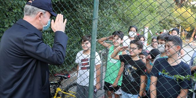 Akar ve komutanların çocuklarla samimi sohbeti