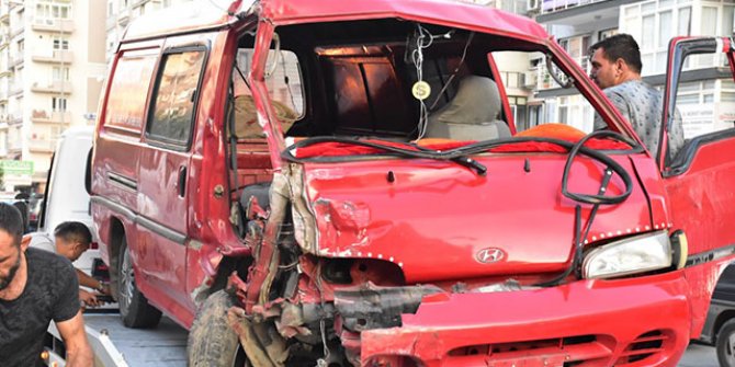 Minibüs devrildi: 3 yaralı