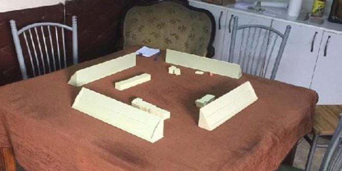 Kahveci yakalanmamak için evi oyun salonuna çevirmiş