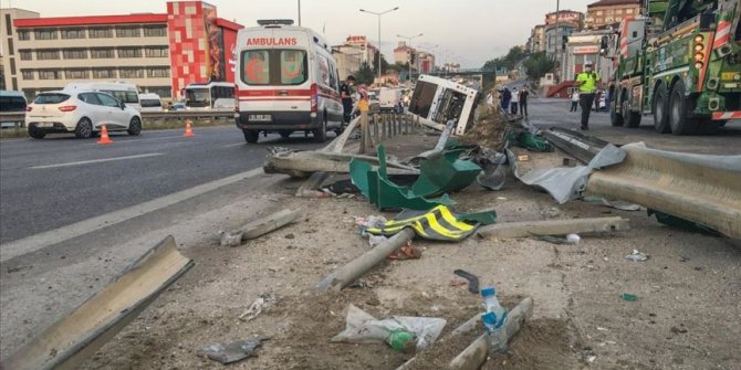 İstanbul'da yolcu otobüsü devrildi: 11 yaralı