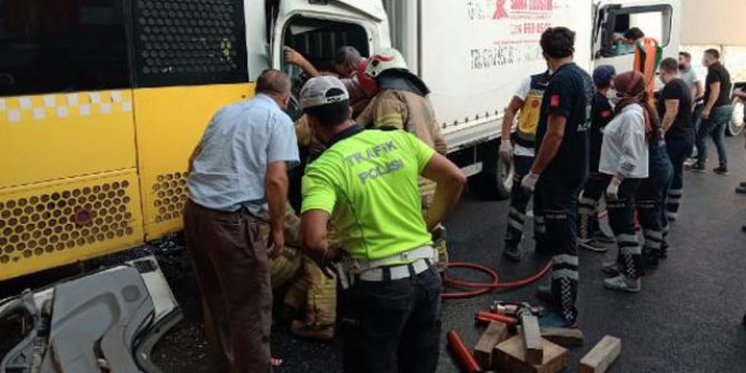 Küçükçekmece'de kamyonet İETT otobüsüne arkadan çarptı: 2 yaralı