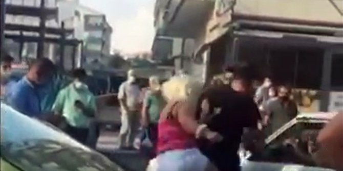 Kadın ile erkek sürücü arasındaki yumruklu 'yol verme' kavgası