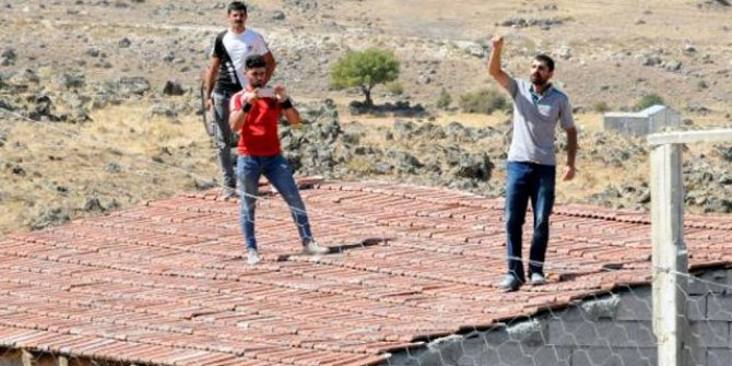 Evlerinin yıkımını engellemek için çatıya çıkıp, tüfekle ateş açtılar