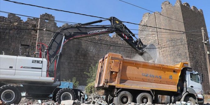 Diyarbakır surları kaçak yapılardan arındırılıyor