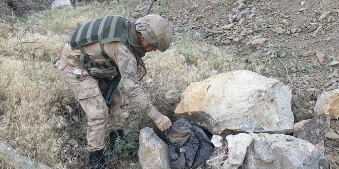 Hakkari'de PKK'lı teröristlere ait patlayıcı düzenekleri ve mühimmat ele geçirildi