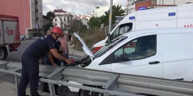 Arnavutköy'de lastiği patlayan otomobil kaldırıma çıktı: 1 yaralı