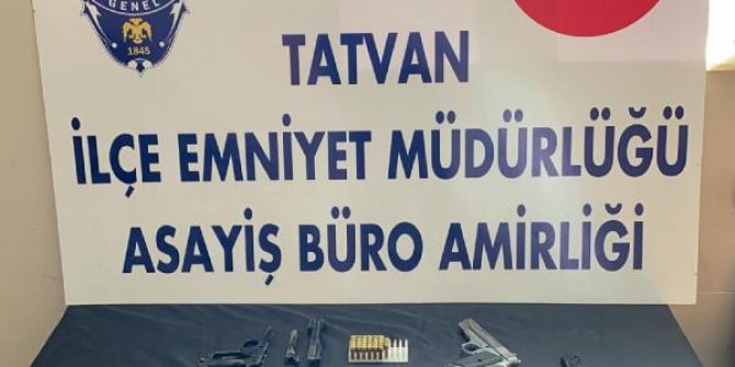 Bitlis'te, evde silah ve mühimmat ele geçirildi