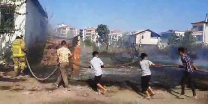 İtfaiyecilerin yardımına mahallenin çocukları yetişti